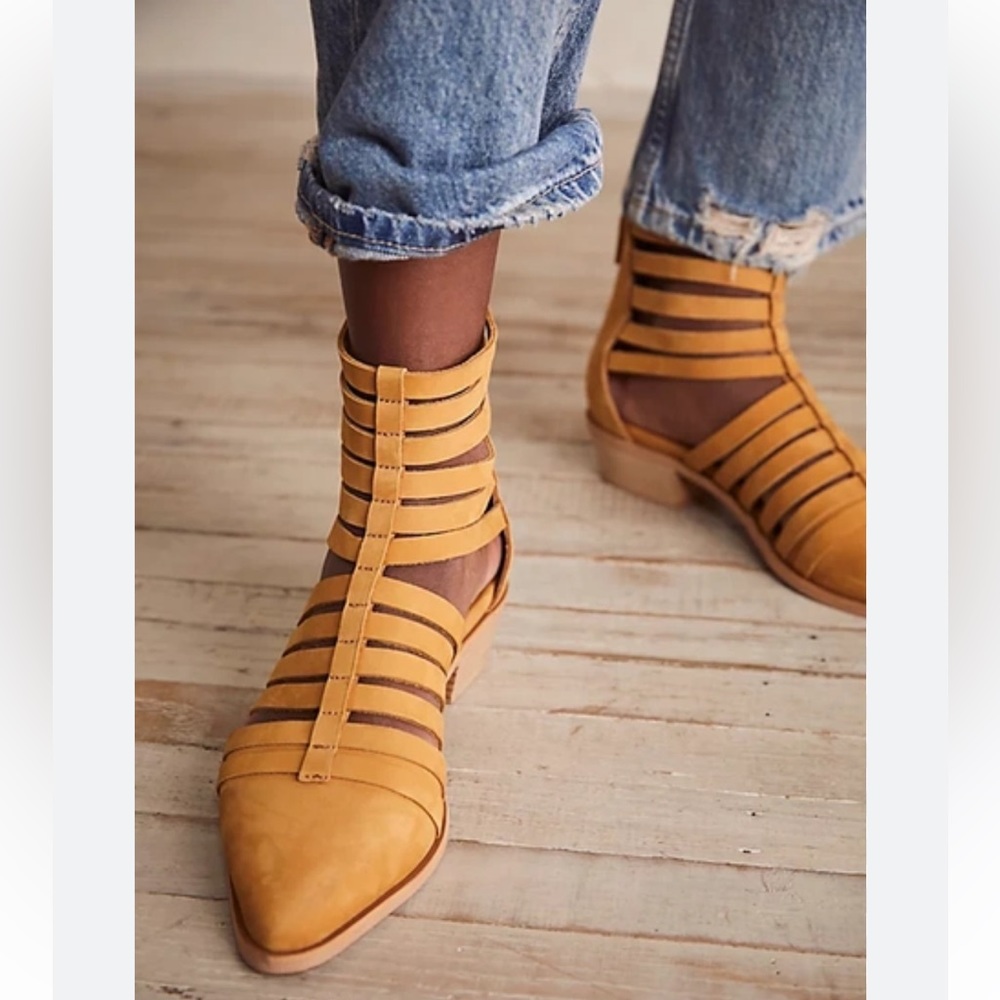 Free People Bottines Savannah In Fauve, Size 7.5 or 37.5, WORN ONCE!